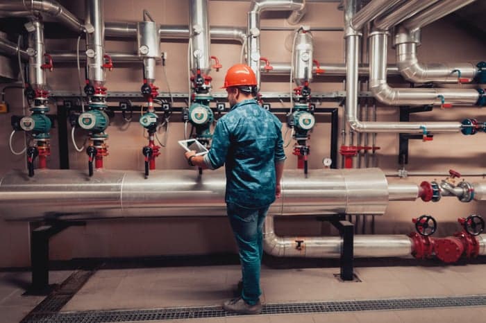 Technicien de maintenance en intervention sur un équipement industriel