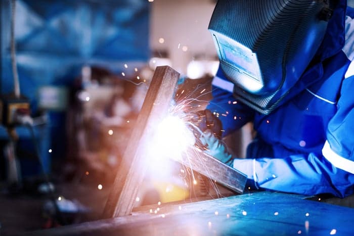 Metallurgy operator on a materials-processing line